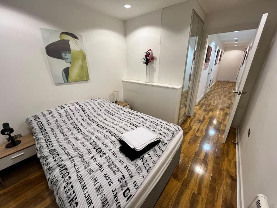 Spacious 2 Bedroom Flat Stunning Waterside View Mánchester Exterior foto