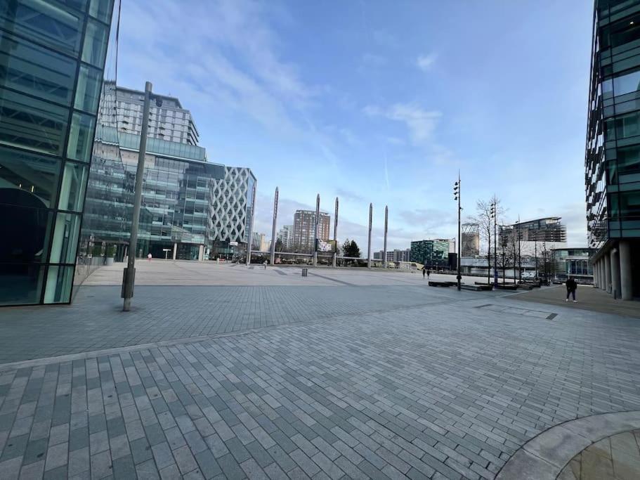 Spacious 2 Bedroom Flat Stunning Waterside View Mánchester Exterior foto