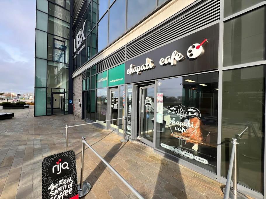 Spacious 2 Bedroom Flat Stunning Waterside View Mánchester Exterior foto