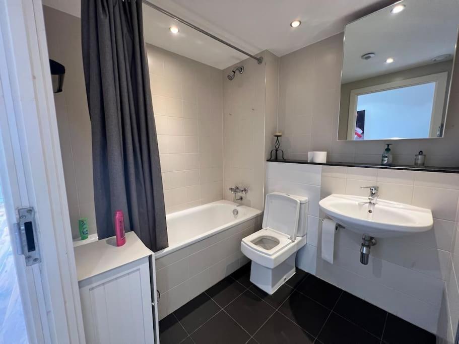 Spacious 2 Bedroom Flat Stunning Waterside View Mánchester Exterior foto