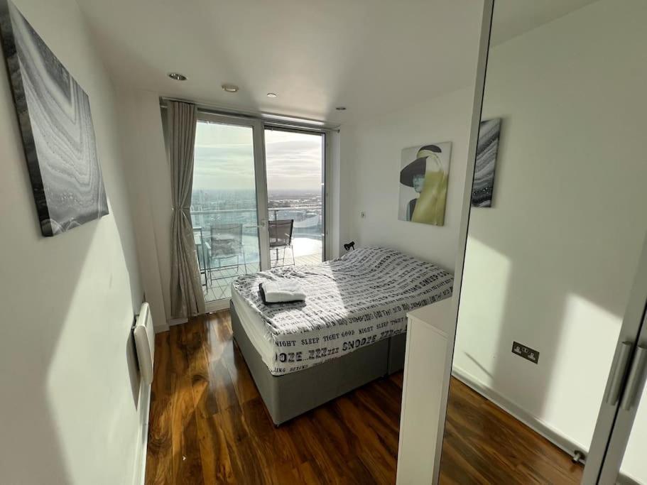 Spacious 2 Bedroom Flat Stunning Waterside View Mánchester Exterior foto