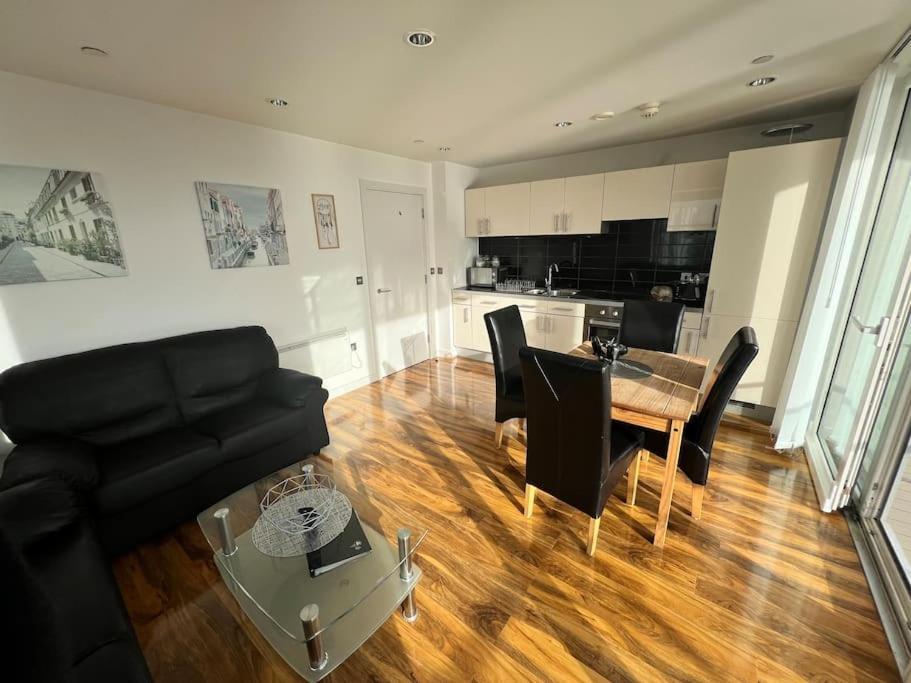 Spacious 2 Bedroom Flat Stunning Waterside View Mánchester Exterior foto