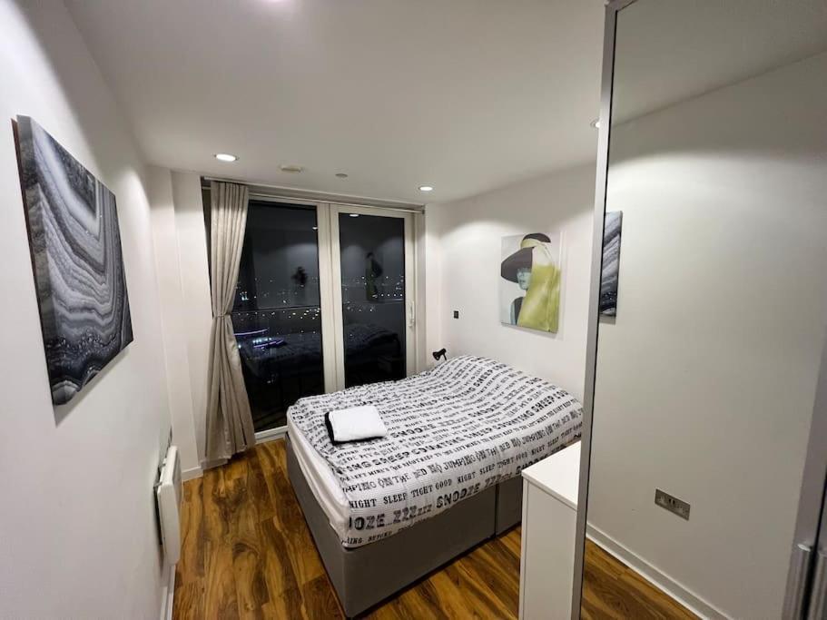 Spacious 2 Bedroom Flat Stunning Waterside View Mánchester Exterior foto
