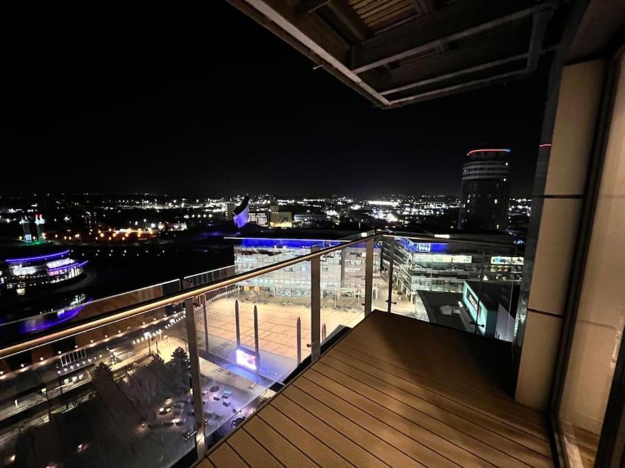 Spacious 2 Bedroom Flat Stunning Waterside View Mánchester Exterior foto